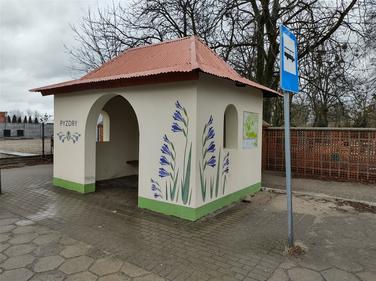 Mural na przystanku autobusowym przy cmentarzu w Pyzdrach